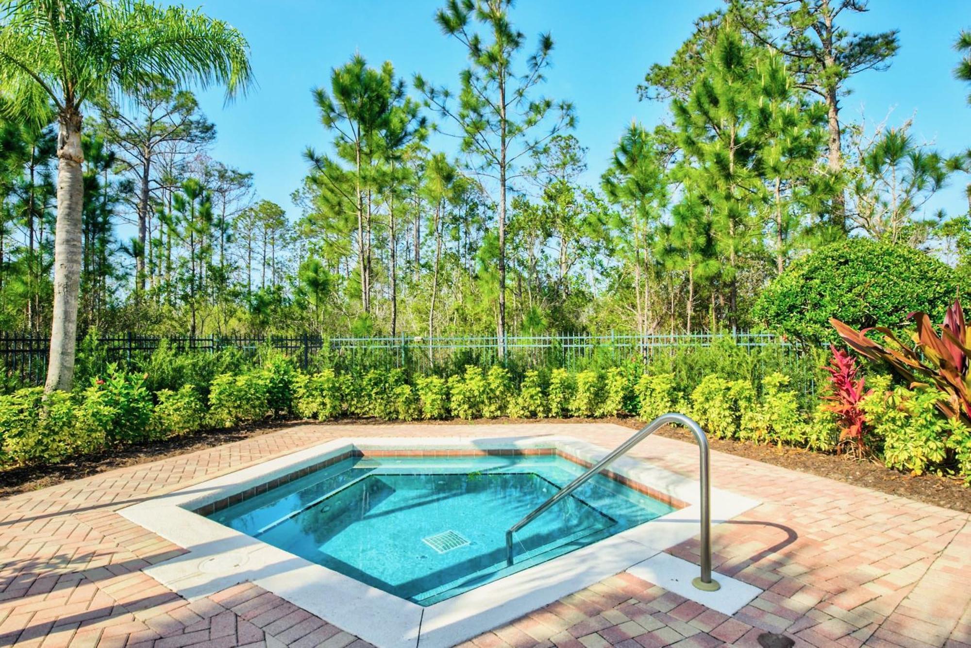 Spacious 2br With Pool & Hot Tub, Near Disney! Hébergement de vacances